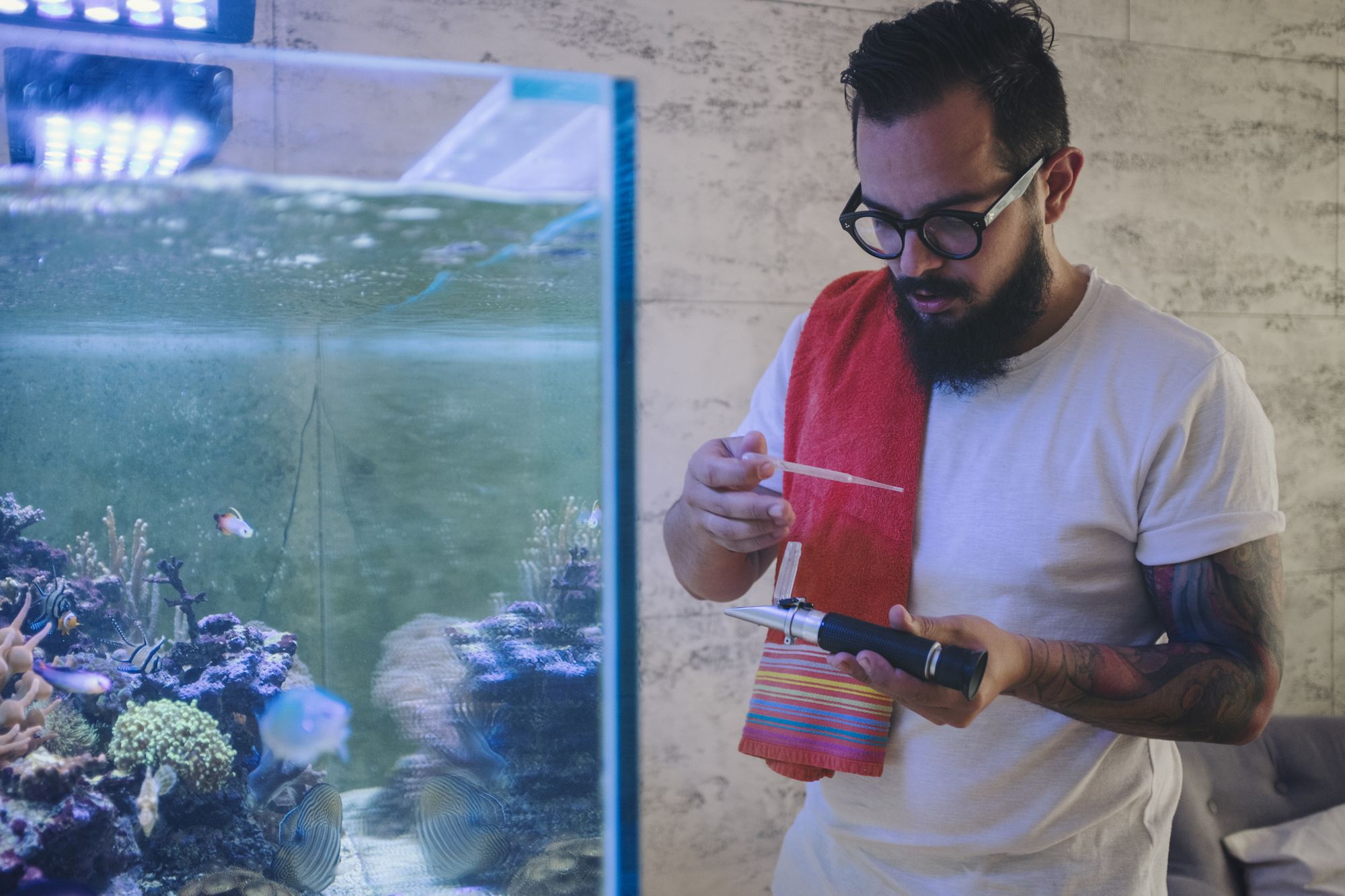 Homme testant un aquarium